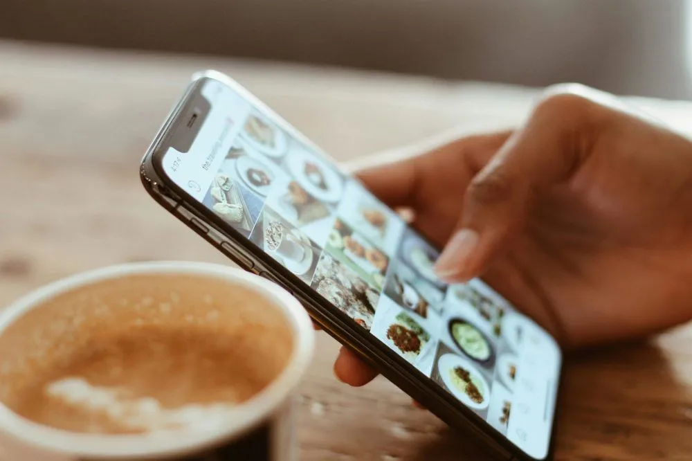 Am Smartphone durch Social Media scrollen